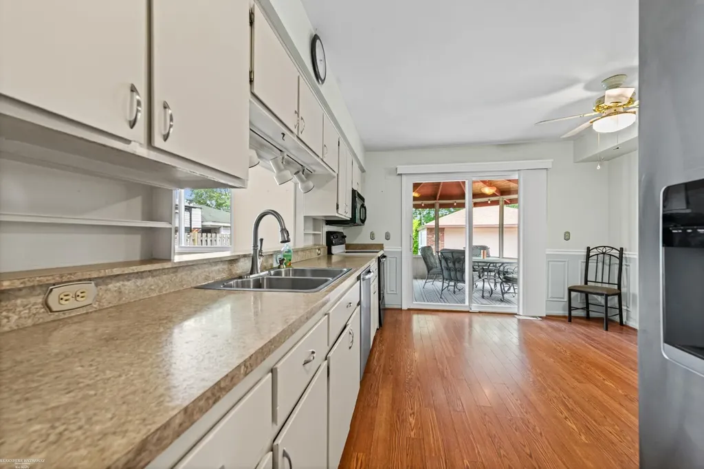 28070 Garfield Street Roseville City MI 48066