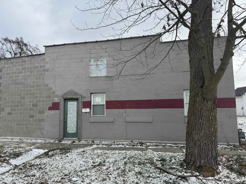 303 S Dean Street Adrian City MI 49221