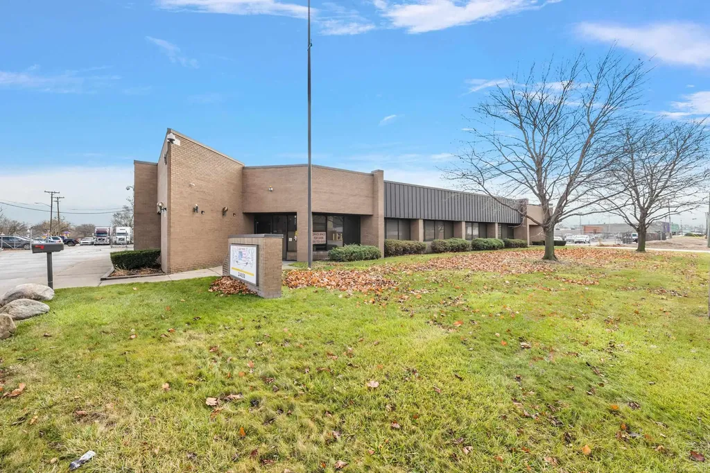 24650 Sherwood Avenue Center Line City MI 48015