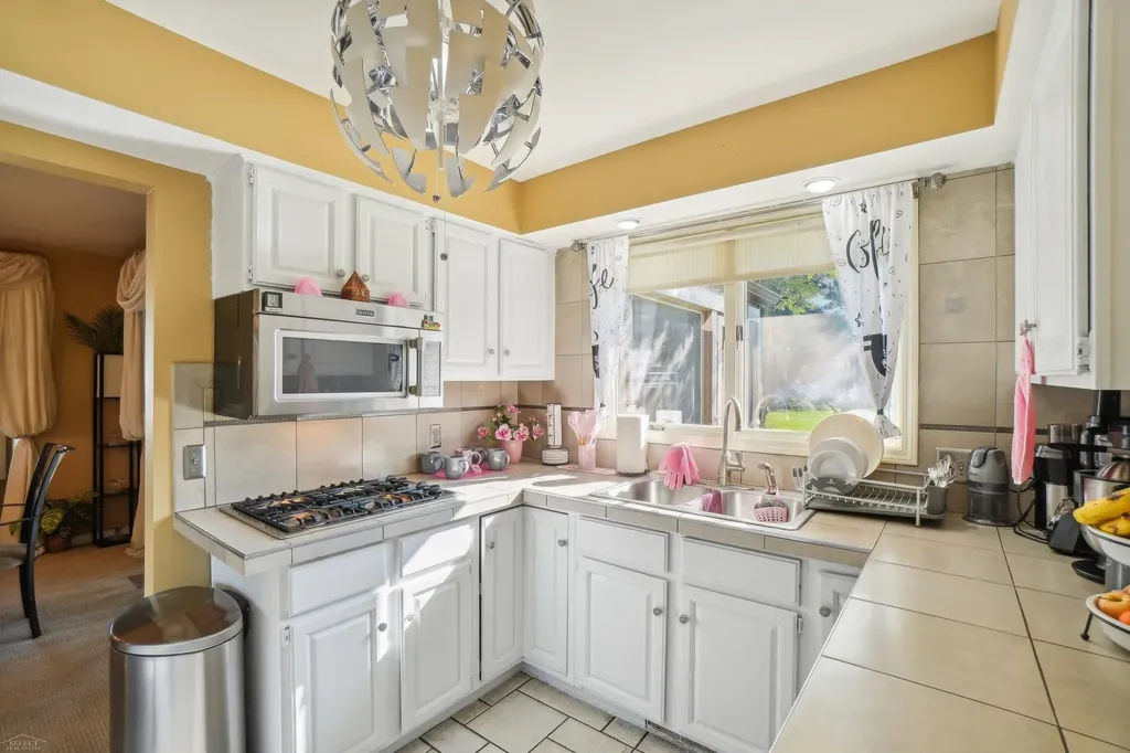 5577 Harlowe Drive Shelby Charter Township MI 48316