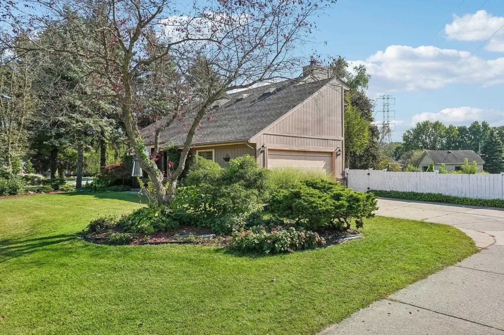 5577 Harlowe Drive Shelby Charter Township MI 48316