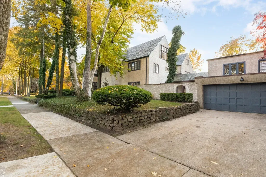 355 Lincoln Road Grosse Pointe City MI 48230