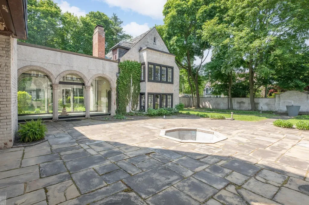 355 Lincoln Road Grosse Pointe City MI 48230