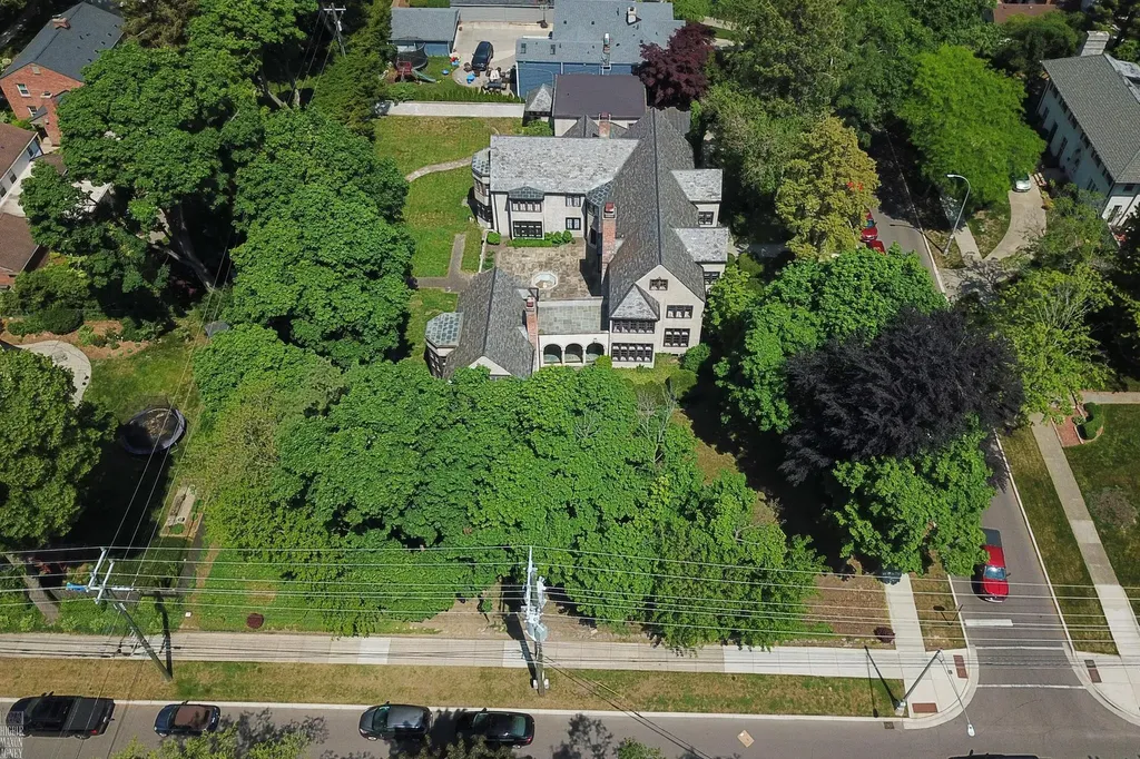 355 Lincoln Road Grosse Pointe City MI 48230