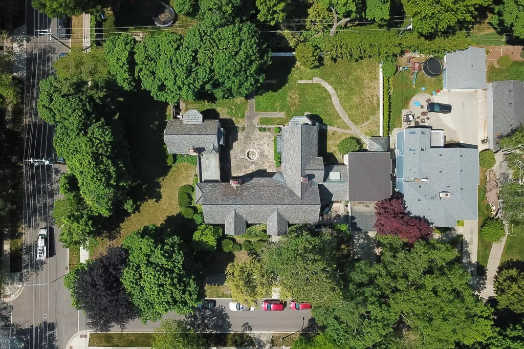 355 Lincoln Road Grosse Pointe City MI 48230