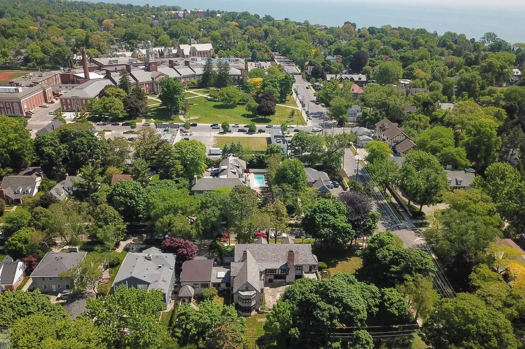 355 Lincoln Road Grosse Pointe City MI 48230