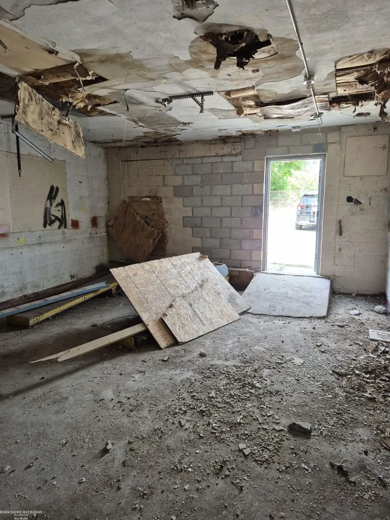 16635 Harper Avenue Detroit City MI 48224