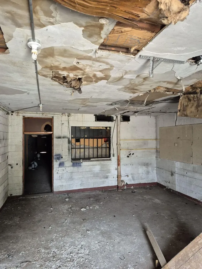 16635 Harper Avenue Detroit City MI 48224