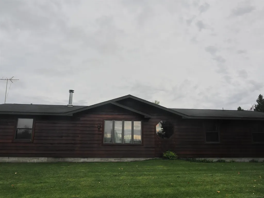 2039 S Riverside Drive Sault Ste. Marie City MI 49783