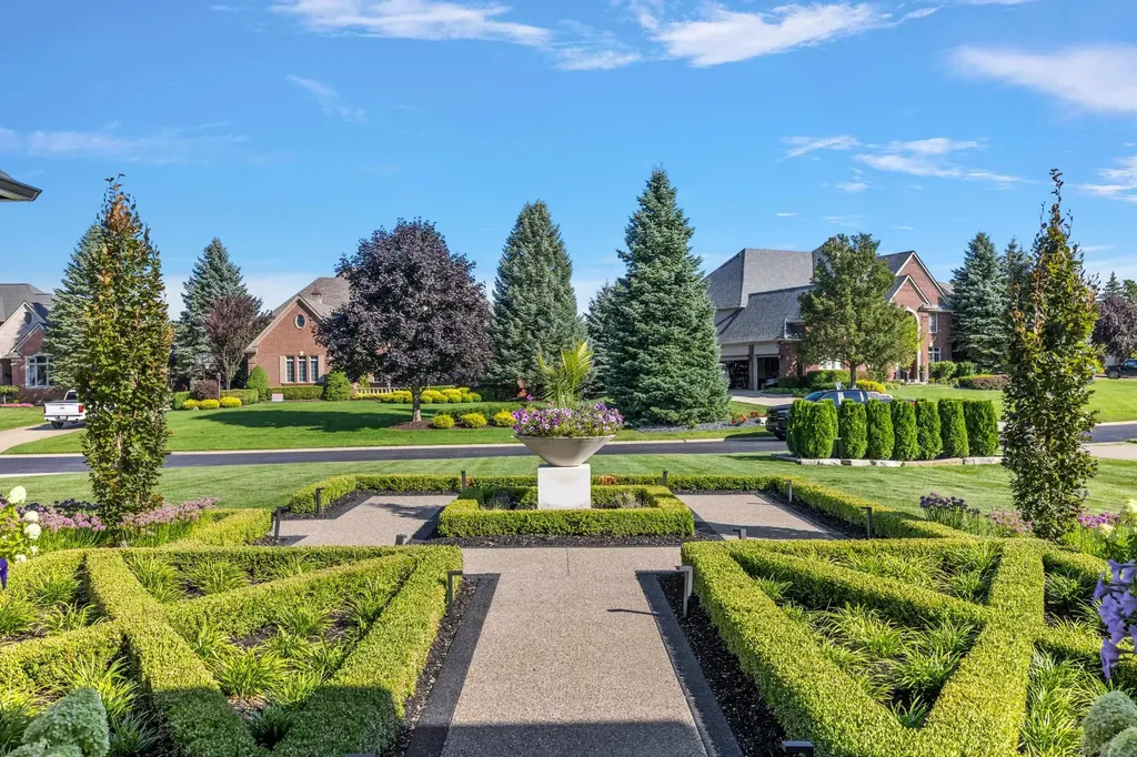 2612 Invitational Drive Oakland Charter Township MI 48363