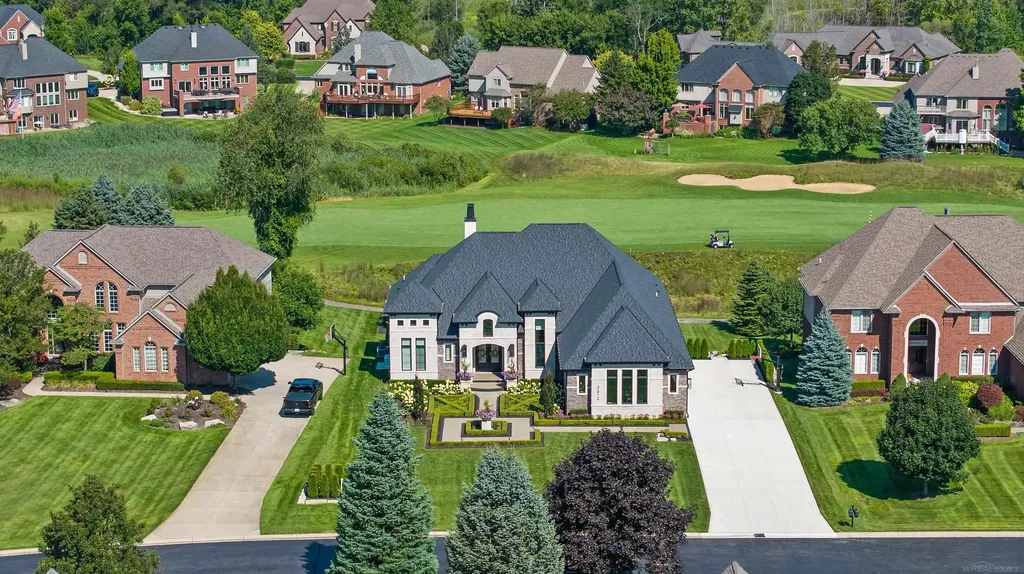 2612 Invitational Drive Oakland Charter Township MI 48363
