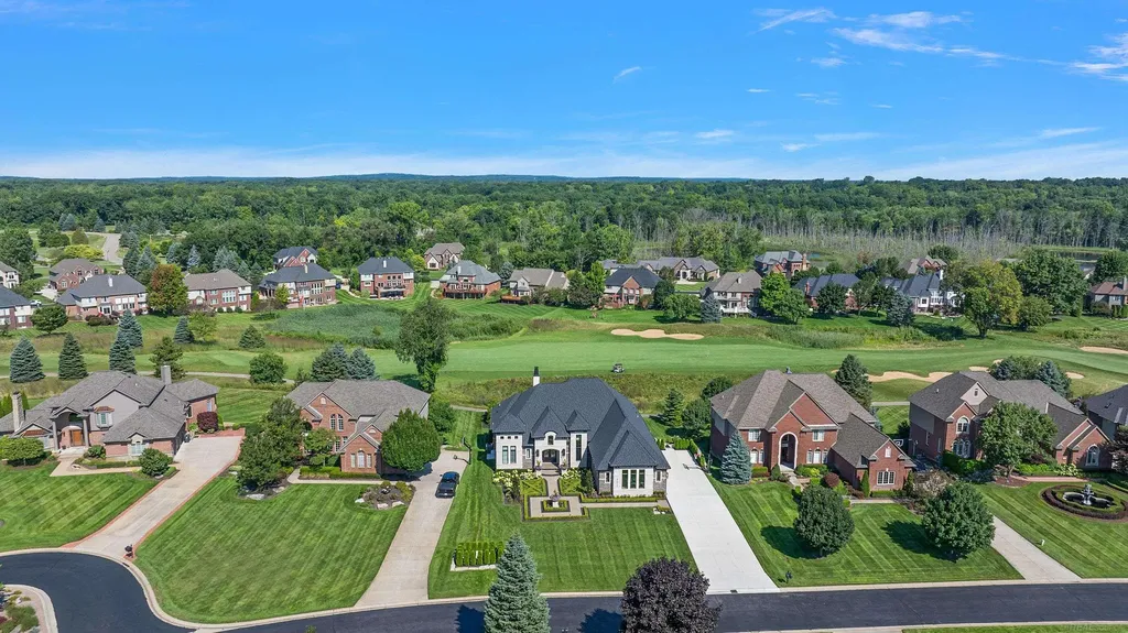 2612 Invitational Drive Oakland Charter Township MI 48363