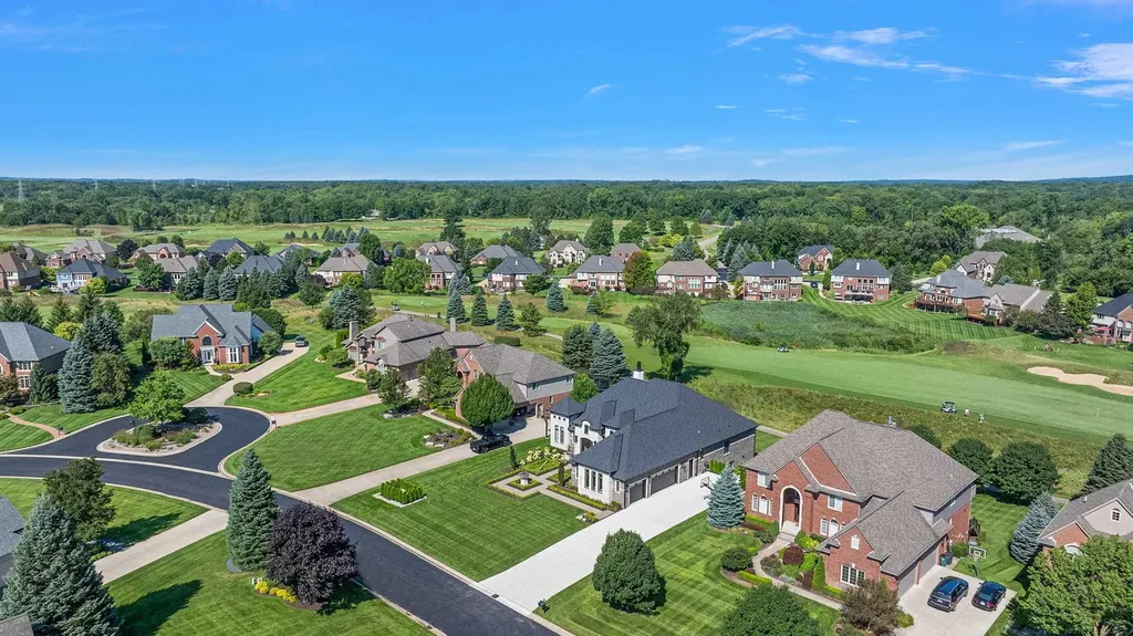2612 Invitational Drive Oakland Charter Township MI 48363