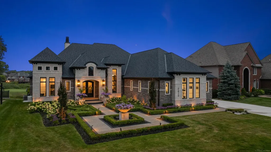 2612 Invitational Drive Oakland Charter Township MI 48363