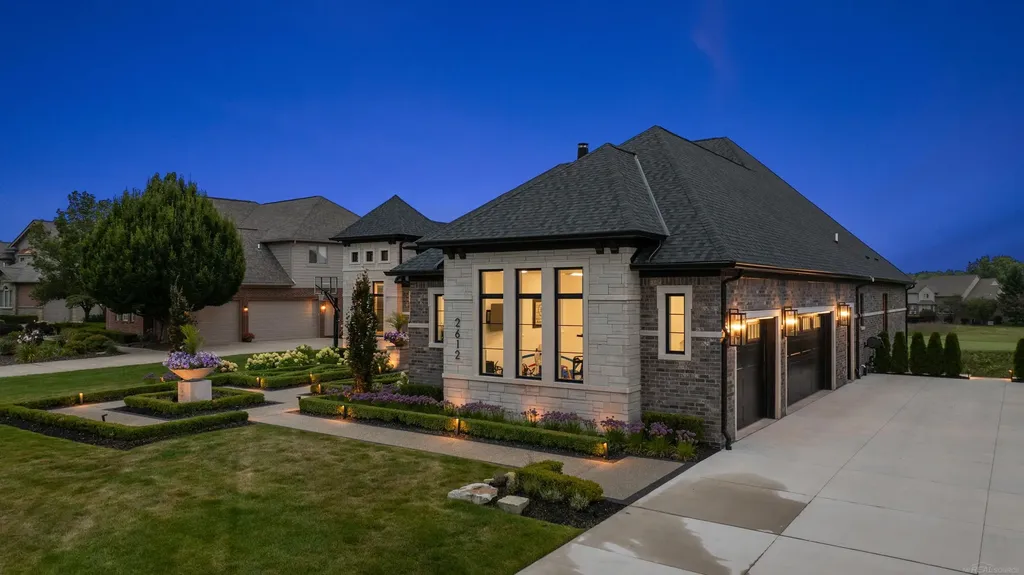 2612 Invitational Drive Oakland Charter Township MI 48363
