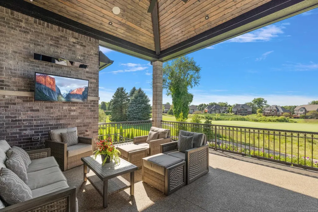 2612 Invitational Drive Oakland Charter Township MI 48363