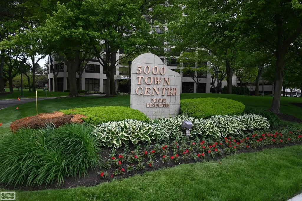 5000 Unit 801 Town Center Southfield City MI 48075