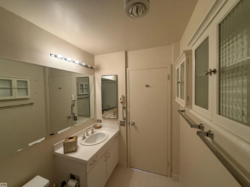 5000 Unit 801 Town Center Southfield City MI 48075