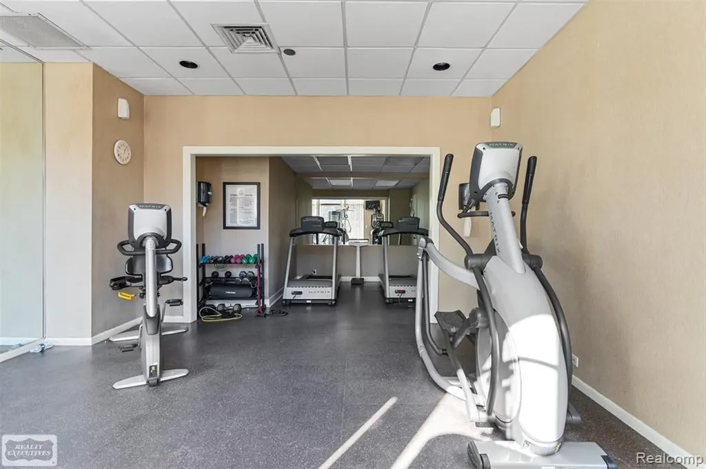 5000 Unit 801 Town Center Southfield City MI 48075