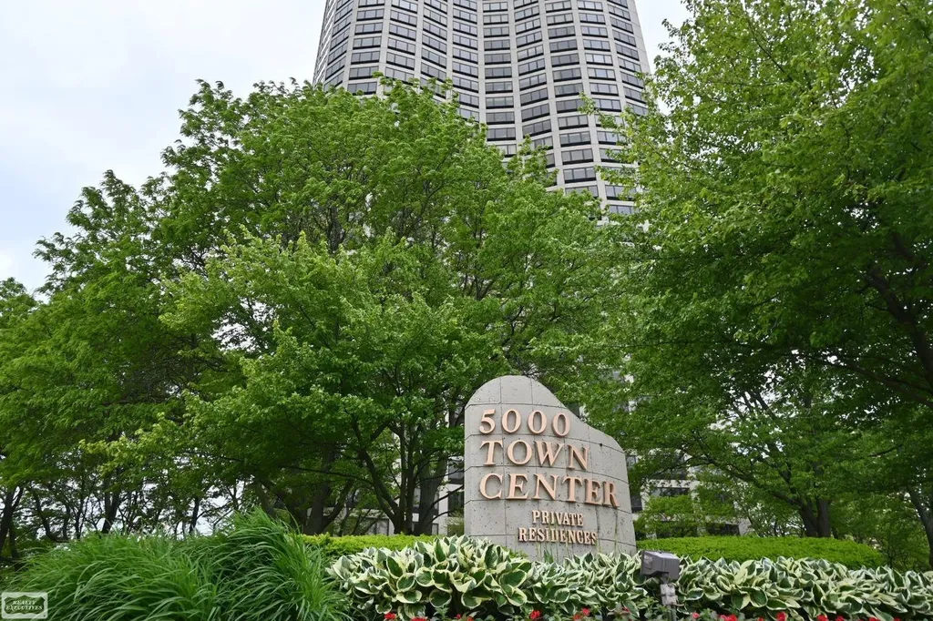 5000 Unit 801 Town Center Southfield City MI 48075