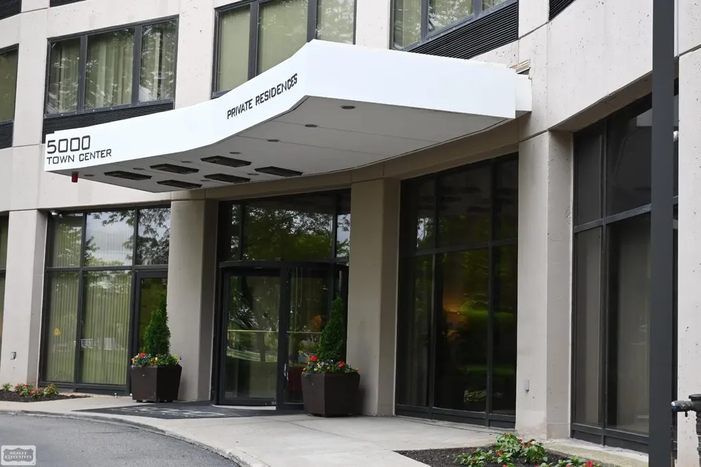5000 Unit 801 Town Center Southfield City MI 48075