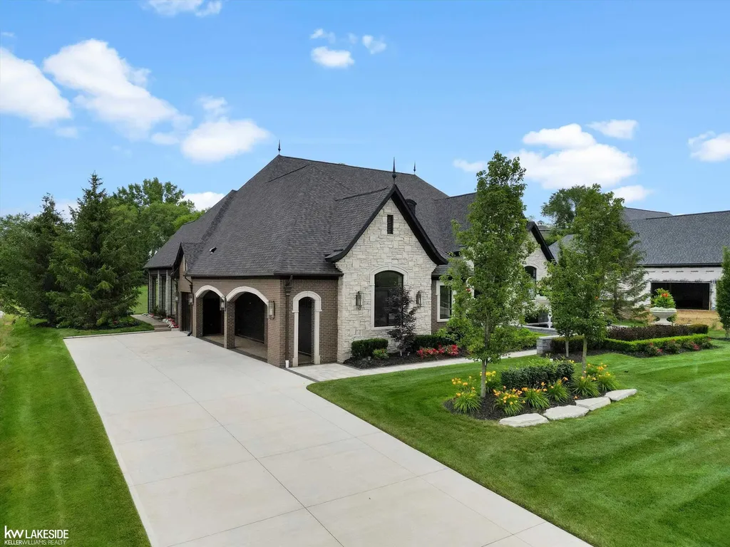 5769 Cotswold Drive Washington Township MI 48094