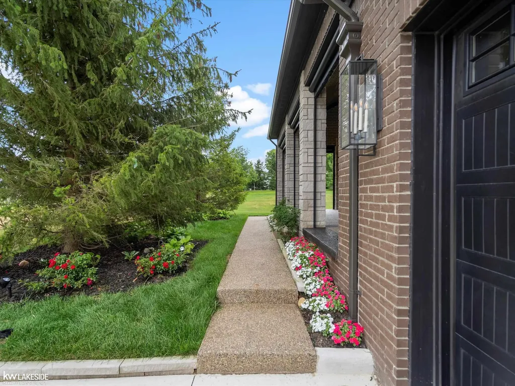5769 Cotswold Drive Washington Township MI 48094