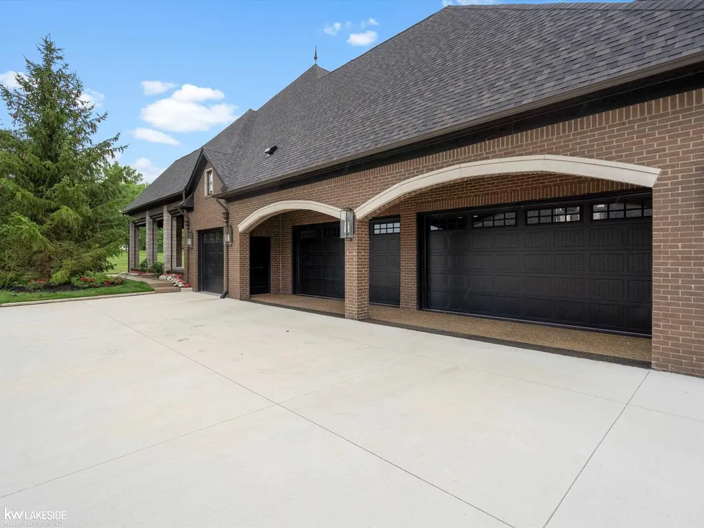 5769 Cotswold Drive Washington Township MI 48094
