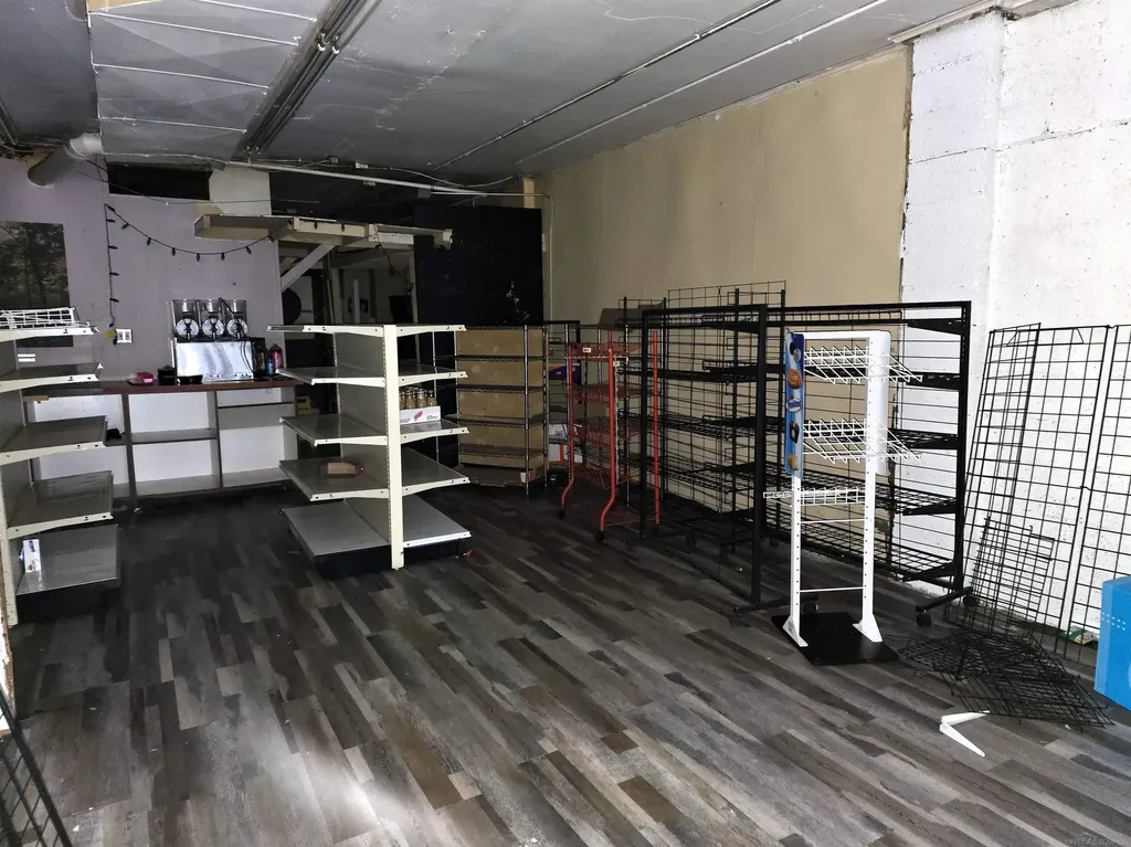20032 Kelly Road Harper Woods City MI 48225