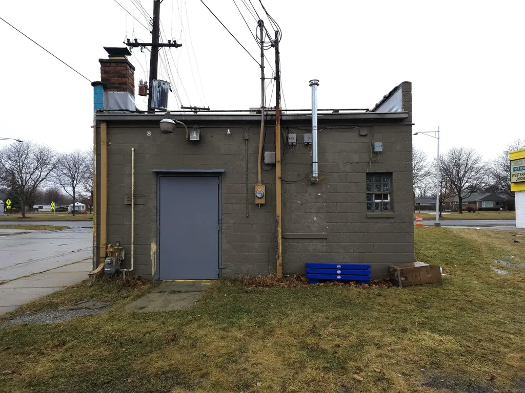 20032 Kelly Road Harper Woods City MI 48225