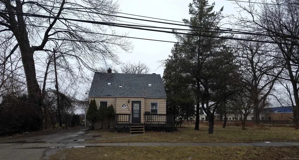 20032 Kelly Road Harper Woods City MI 48225
