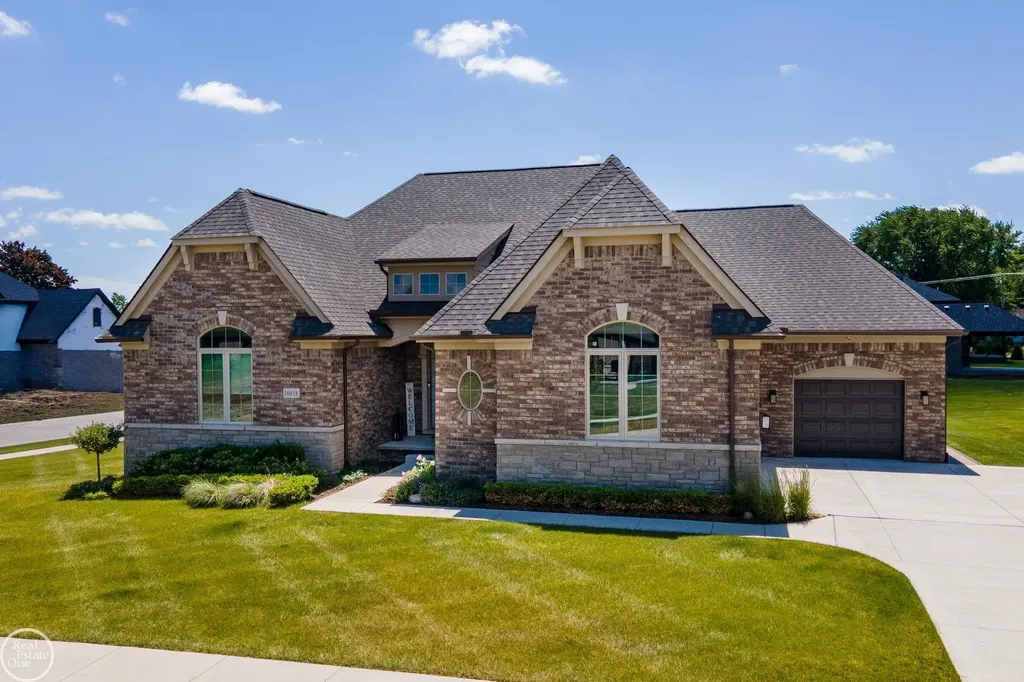 16818 Glenhurst Drive Macomb Township MI 48044
