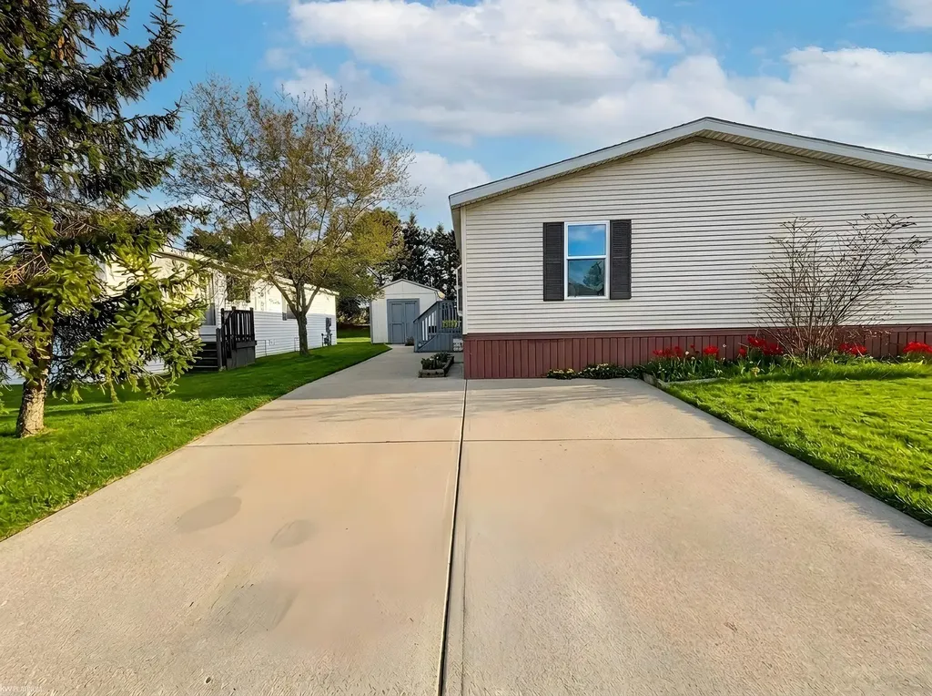 33181 Waterfall Court Lenox Township MI 48048