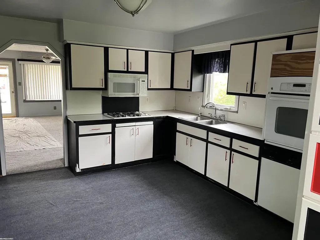 11568 Maxwell Avenue Warren City MI 48089