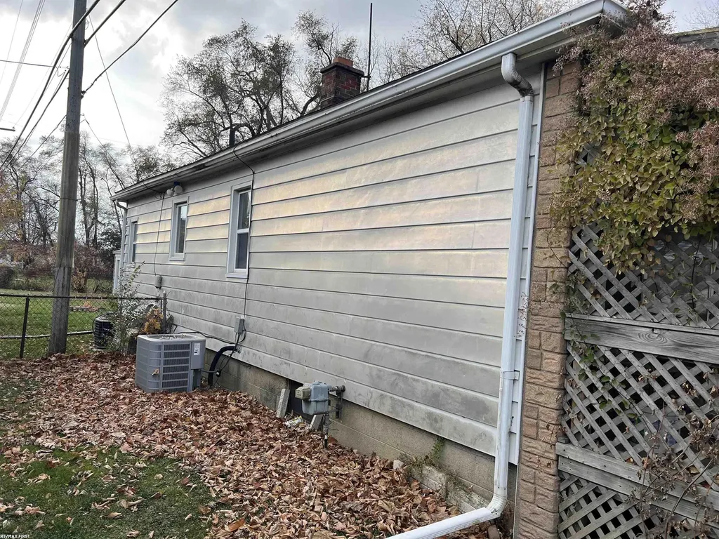 11568 Maxwell Avenue Warren City MI 48089
