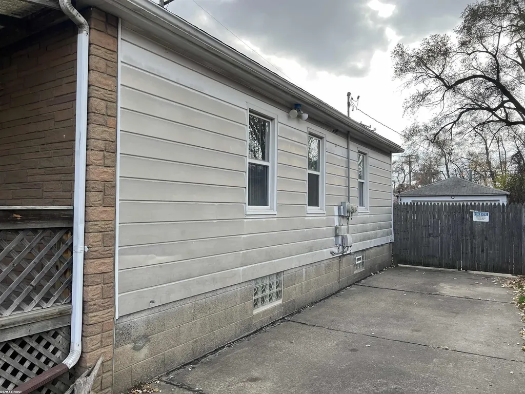 11568 Maxwell Avenue Warren City MI 48089