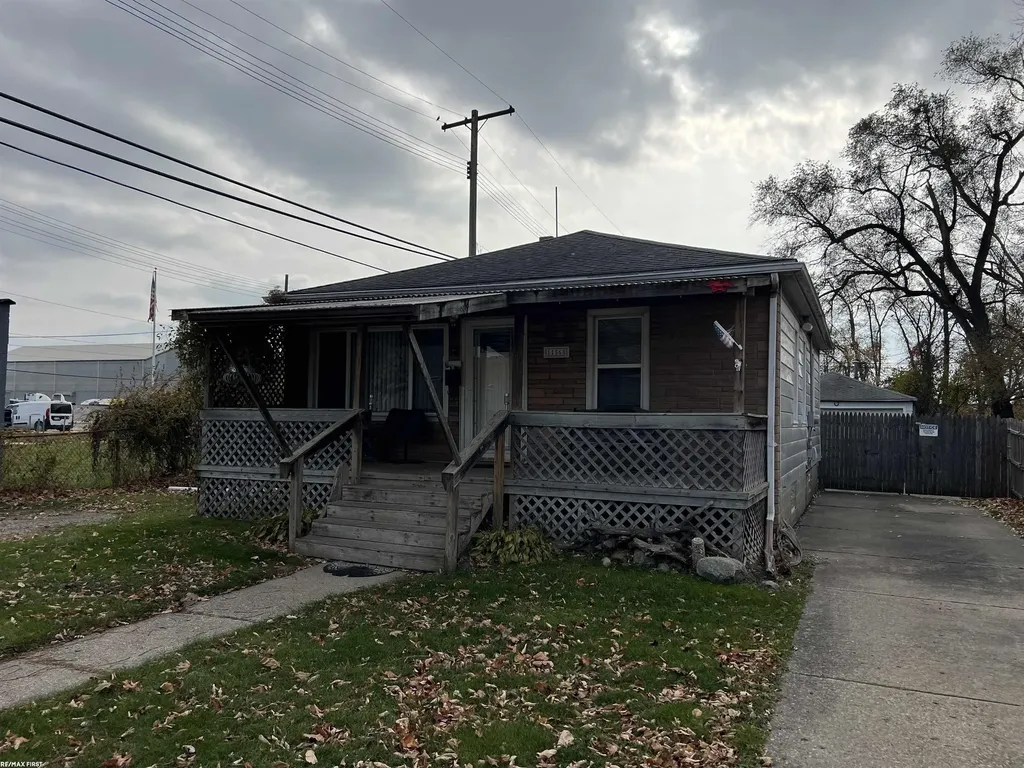 11568 Maxwell Avenue Warren City MI 48089