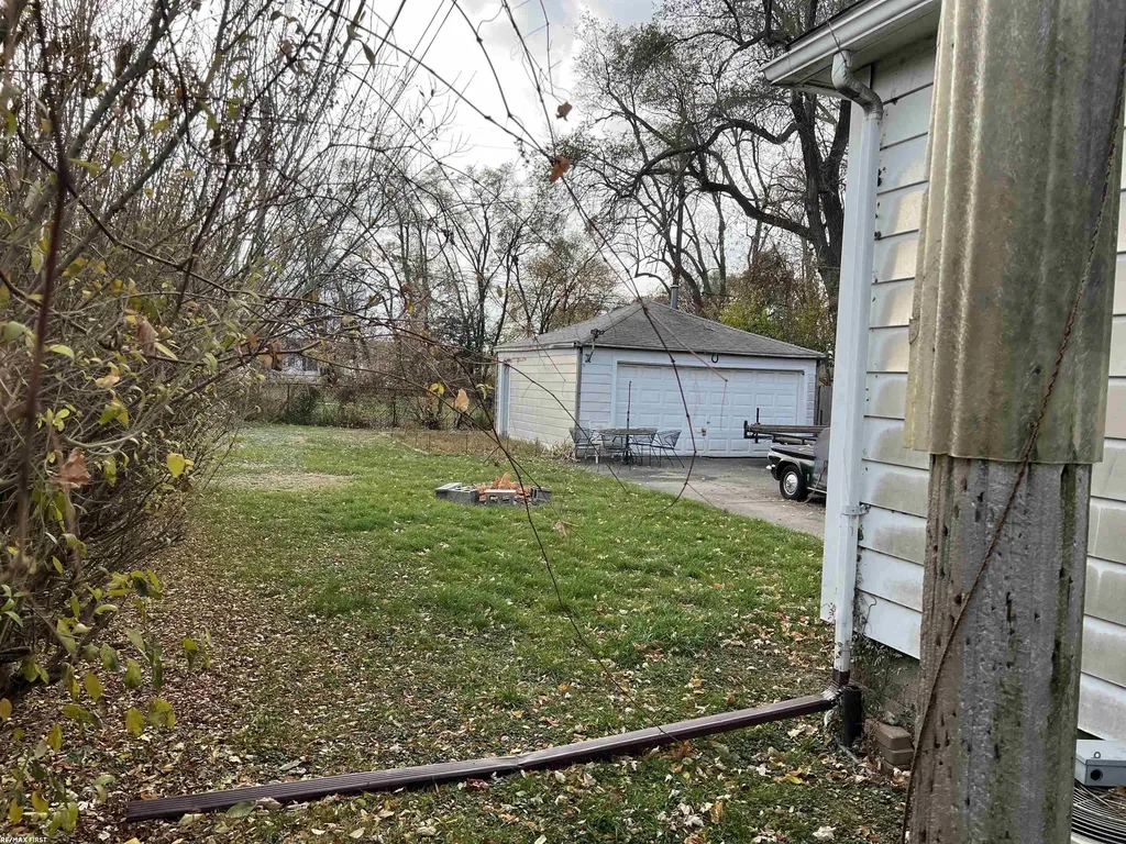 11568 Maxwell Avenue Warren City MI 48089