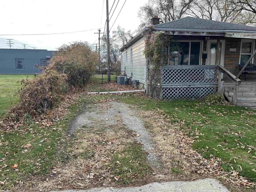 11568 Maxwell Avenue Warren City MI 48089