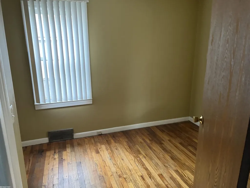 11568 Maxwell Avenue Warren City MI 48089