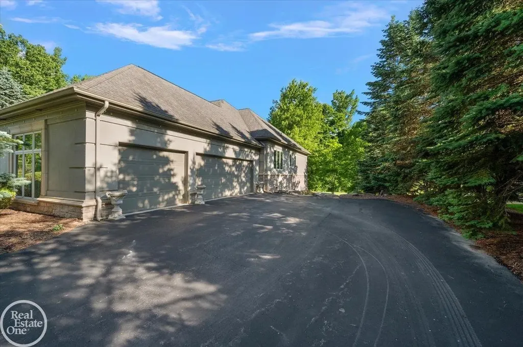 4575 Hidden Glen Circle Oakland Charter Township MI 48306