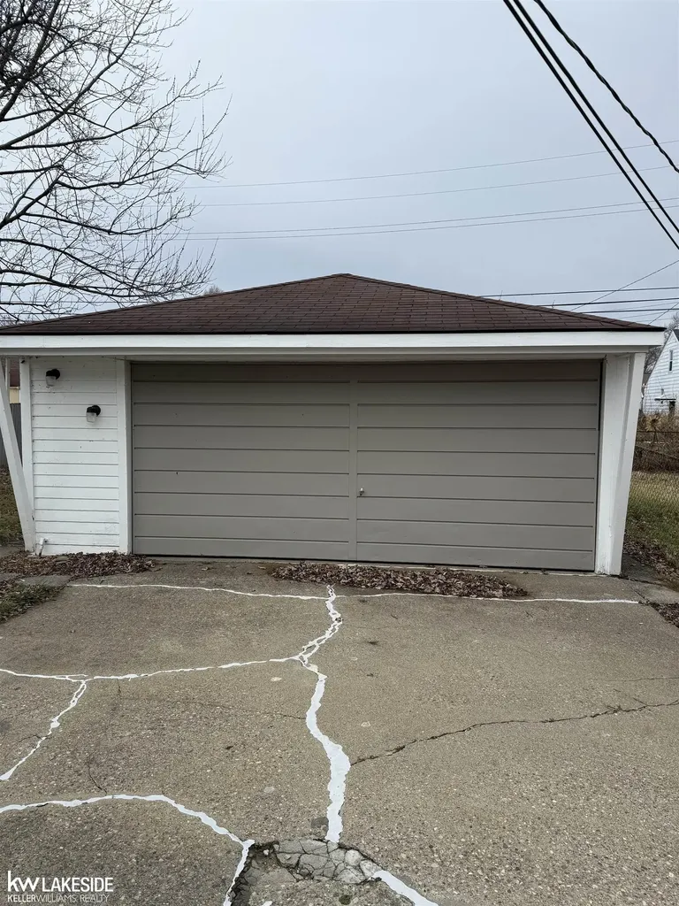 22795 Almond Avenue Eastpointe City MI 48021