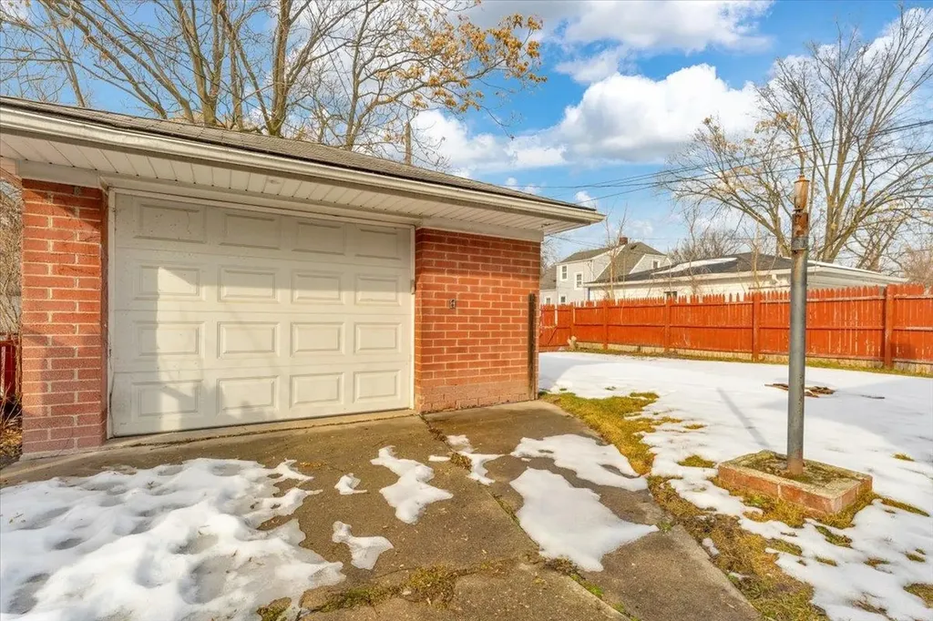 21023 Caledonia Avenue Hazel Park City MI 48030