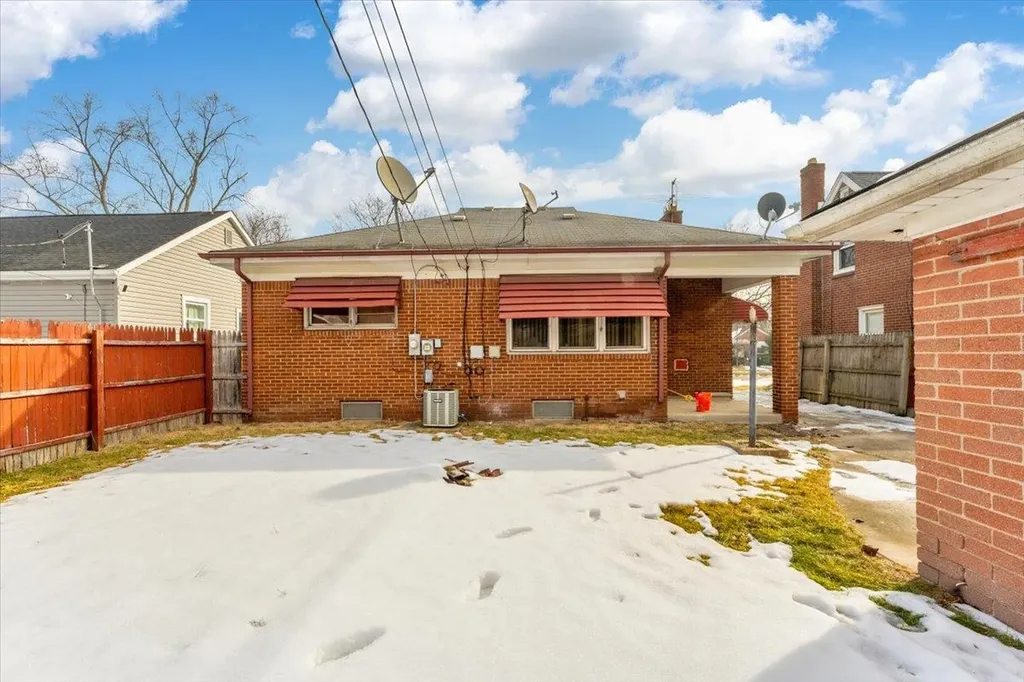 21023 Caledonia Avenue Hazel Park City MI 48030