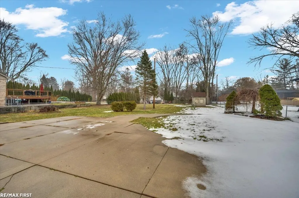 38750 Pineridge Street Harrison Charter Township MI 48045