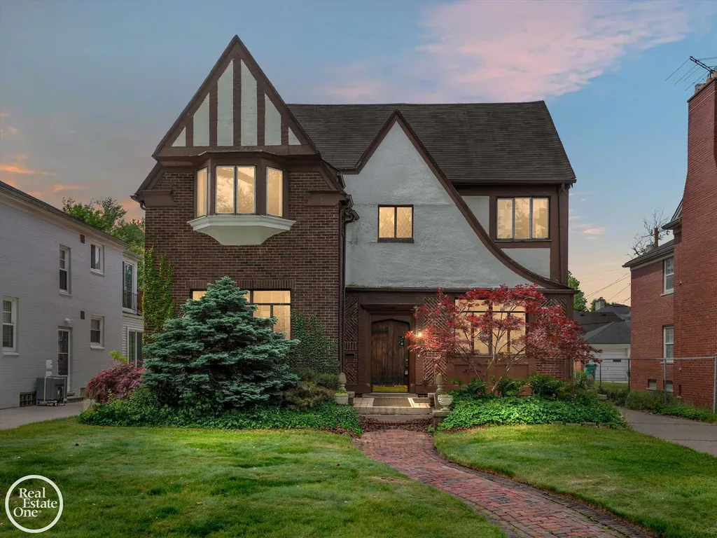 943 Harcourt Road Grosse Pointe Park City MI 48230