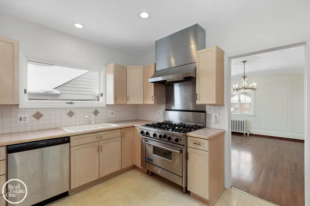 943 Harcourt Road Grosse Pointe Park City MI 48230