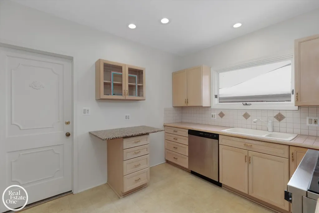 943 Harcourt Road Grosse Pointe Park City MI 48230