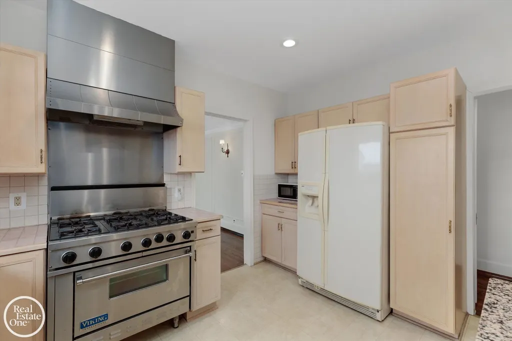 943 Harcourt Road Grosse Pointe Park City MI 48230