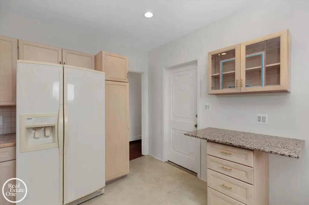 943 Harcourt Road Grosse Pointe Park City MI 48230